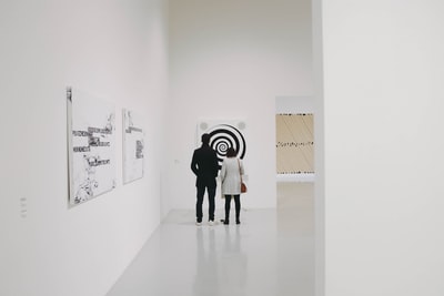 男人和女人在看黑白螺旋画